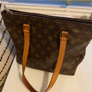 Louis Vuitton  - Louis Vuitton väska vintage köpt från Mintoo. Intyg finns. Bredd 33cm höjd 25cm. Priset är fast pris. Seriösa köpare endast. Kan skicka intyg om så önskas. 