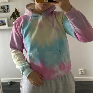 Tie-dye huvtröja - Köpt second hand men jag tror att storleken är ungefär XS, funkar nog för S också beroende på hur man vill att den ska sitta. För mer infor är det bara att fråga