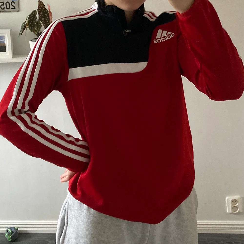 Adidas tränings tröja. Storlek syns i andra bilden. För mer info är det bara att fråga . Hoodies.