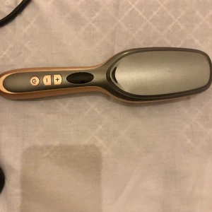 Plattång - Säljer denna då den aldrig används och pga mitt hår är för tjockt. Denna funkar jätte bra på tunnare hår. Använt 1 gång för att testa. Köpt för 500 säljer för 200. Frakt står köparen för.