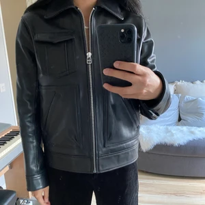 Skinnjacka från Weekday - Säljer min älskade skinnjacka från Weekday. Nypris: 2600;- och slutsåld överallt. Knappt använd så i otroligt bra skick!❤️‍🔥