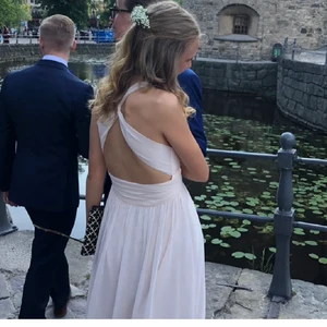 Balklänning  - En ljusrosa balklänning som är använd 2 gånger och i storleken s men passar en xs.💘