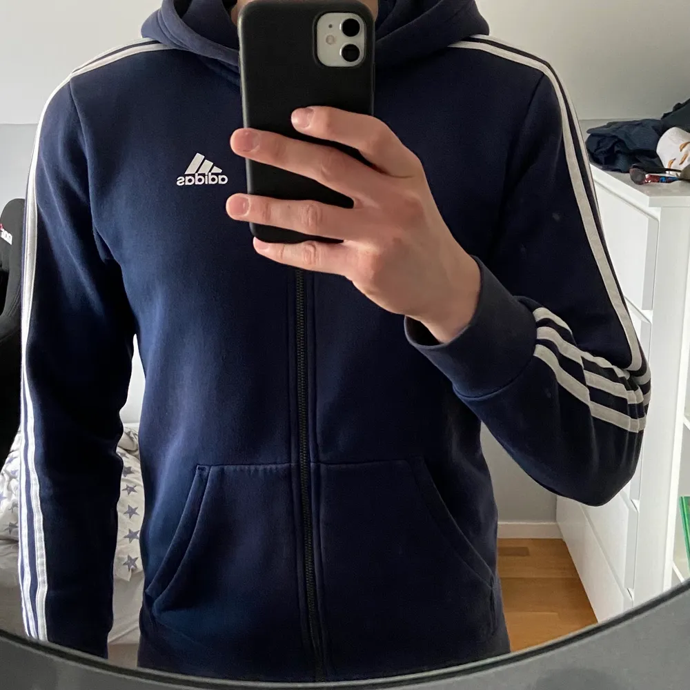 Adidas hoodie i fint skick, sparsamt använd. Säljes pga att den har blivit för liten. Storlek XS men sitter som en liten M eller S.. Hoodies.