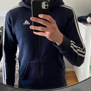 Adidas hoodie i fint skick, sparsamt använd. Säljes pga att den har blivit för liten. Storlek XS men sitter som en liten M eller S.