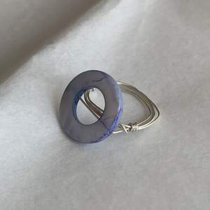 Handgjord ring med blå pärla. Silverpläterad koppartråd. Pärlan är 2cm i diameter. Ringen är 18mm i innerdiameter. Fri frakt.
