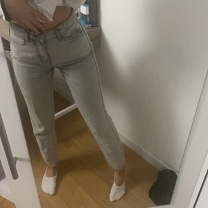 Jeans - Gråa jeans i storlek 32 från gina