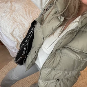 Dunväst - ISA short down vest, supersnygg dunväst i den perfekta gröna färgen som matchar inprincip alla färger!!! Jättefint skick! Nypris 799❤️ passar xs-m