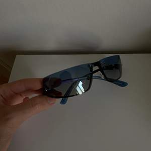 As coola mörkblå vintage solglasögon. Passar till allt! Kan skicka flera bilder 