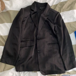 Satin kavajacka  - Overzised kavajacka i satin från Motel, använd endast 2 gånger 