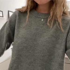 Stickad tröja - Jättefin och mysig stickad tröja 🤍 den är använd fåtal gånger så den är i bra skick! frakten ingår inte i priset (66kr, spårbar). Hör av er vid frågor 🥰