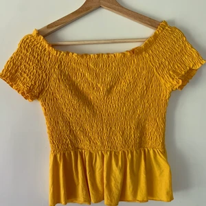 Topp med smock och volang - Topp från Ginatricot i storlek S