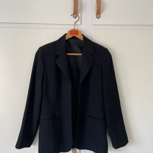 Svart Kavaj - Vanlig svart kavaj med axelvaddar i oversize modell. I nyskick, men märket & sorlek är okänt. Den är en aning liten för mig som vanligtvis har 38/M i liknande produkt. Skulle rekommendera 34/36 i storlek!