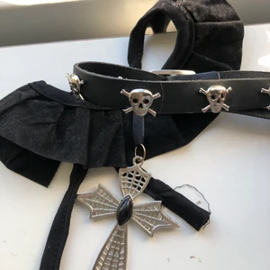 2 chokers - 2 chokers som man har runt halsen. Bra skick. 20 kr styck 