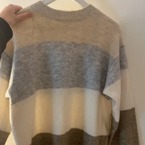 stickad tröja - En superfin randig stickad tröja från H&M, bra skick! Storlek XS men passar också storlek S