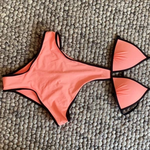 Baddräkt Ny!  - Baddräkt från H&M i storlek 34. Ny med tags. Passar någon med mindre bröst. Bli snyggast på utlandsresan i vinter nu när restriktionerna lättat!!