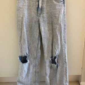 Jeans  - Säljer dessa jeans med egenklippta hål då de inte kommer till användning längre! Köpare står för frakt💕
