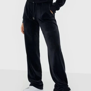 Juciy couture set// eller separat  - Du kan välja att köpa separat eller plagg men väljer att sälja sättet billigare för att jag ej har plats i garderoben längre, säljer var och en för 450kr styck och sättet för 800kr❤️ snälla skriv om ni har någon fråga eller behöver fler bilder irl❤️ priset kan sänkas om det kommer ett bra bud