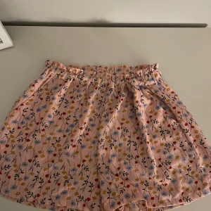H&M shorts  - Ljusrosa H&M shorts med somrigt mönster 