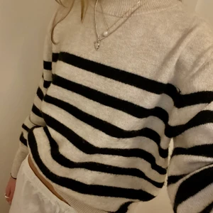 Stickad tröja - Jätte snygg stickad tröja från H&M. Helt slutsåld i alla storlekar utom L. Denna är i strl S men skulle säga att den passar XS-M. Knappt använd och i fint skick! KÖPARE STÅR FÖR FRAKTEN 💕