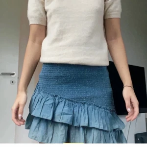 Zara kjol - Säljer nu denna väldigt fina kjolen ifrån zara som ser ut att vara i lite jeansblå färg. Den är sydd för att vara lite sneare vilket är jättesnyggt! Säljer då jag tyvörr inte fått användning för den, storlek xs men passar upp till M då den är väldigt töjbar. Köptes för 350kr + frakt på plick för nått halvår sen. Säljer nu för 150kr , buda i kommentarerna❤️ (lånad bild)