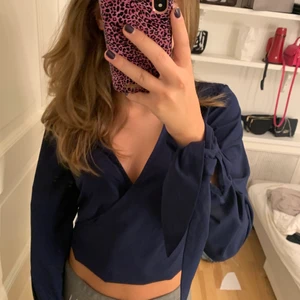 Mörkblå blus - Hej!! Säljer denna superfina blus då den tyvärr är för liten för mig💙den är i bra skick och detaljerna vid armarna går att knyta sjölv i valfri knop💙💙