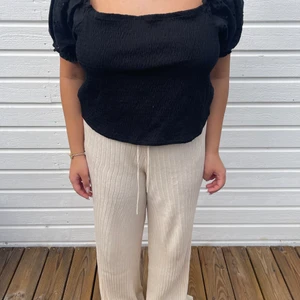 Svart topp🖤 - Svart gullig topp ifrån H&M. Passar M-XL. Aldrig använd! 🖤