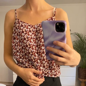 Blommigt linne - Gulligt blommigt linne i storlek 34. Frakten är inräknat i priset 