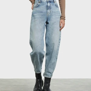 Barrel Blue Jeans - Slutsålda online i samtliga strl. Endast testade. Modellen bär strl 27. Ord.pris 599:- Storleken 31 motsvarar ungefär strl 40 