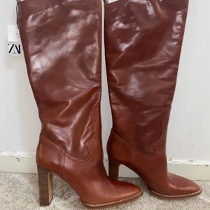 Skinnstövlar Zara 39 - Helt nya skor från Zara i storlek 39. Nypris 1595.