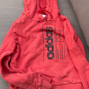 Röd adidashoodie - Säljer denna skitcoola hoodie från adidas! Kommer inte  till användning längre och väljer därav att sälja vidare❤️❤️ säljer för 299 inkl frakt! 🎈💥