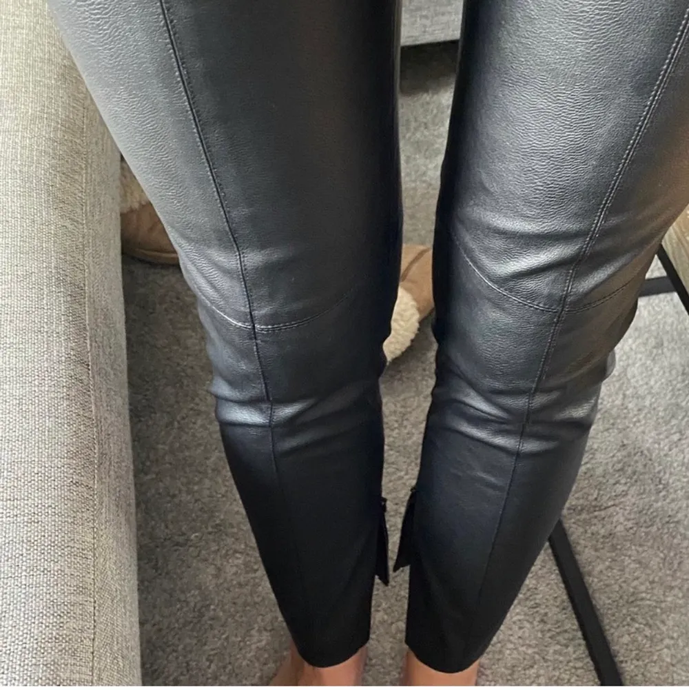 Snygga och sköna tights från zara! Använda några fåtal gånger! Möts gärna i Göteborg men kan skicka mot frsktsvgift’. Jeans & Byxor.