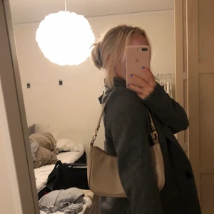 Beige Handväska - Snygg väska som blänker/glittrar. Bra skick!!