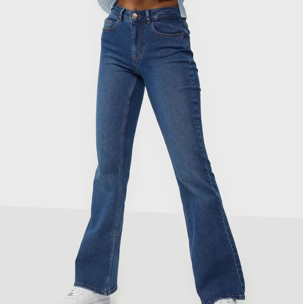 Mörkblå bootcut jeans som knappt är använda. Släjas för att dem är stora på mig. Dem ser inte exakt ut som på bild men kan skicka fler bilder vid kontakt. Storlek 44💗. Jeans & Byxor.
