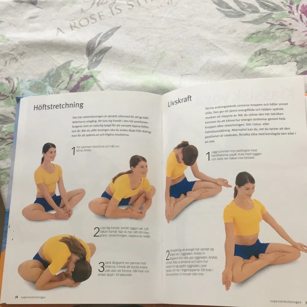 Yoga bok med bilder . Jätte bok som förklarar med bilder hur du ska träna . Övrigt.