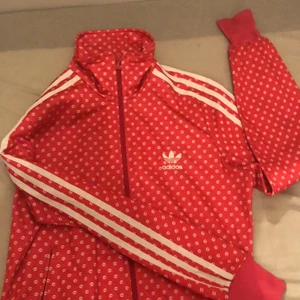 Träningströja  - Säljer denna JÄTTEFINA äkta adidas tröjan