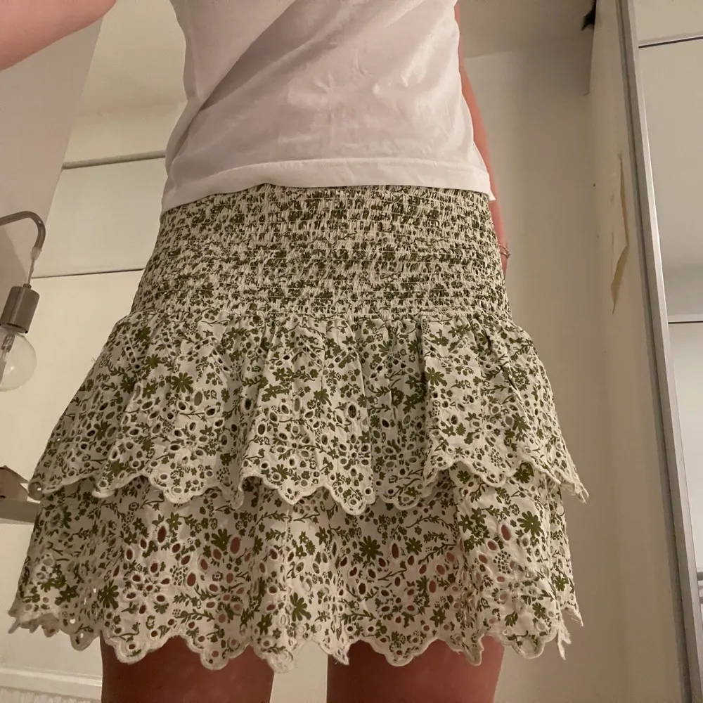 Superfin grön kjol från zara som tyvärr inte kommer till användning✨🤎 köpare står för frakt . Kjolar.