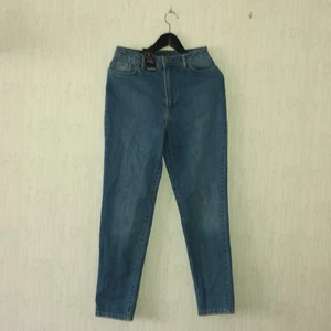 Mom-jeans  - Säljer mina oanvända jeans då dom inte passar. Endast prövad. Köpta på Boohoo. 