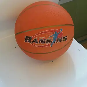 Säljer nu min Ranking basketboll som är köpt för 200 kr sommaren 2020. Bollen är inte sliten den är ba lite smutsig men det går i ba tvätta den med vatten.