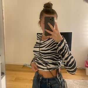 Tröja  - Säljer min fina zebra tröja som jag aldrig använt bara testat! Man kan välja vilken längd på tröjan det ska vara genom banden på sidan💜 