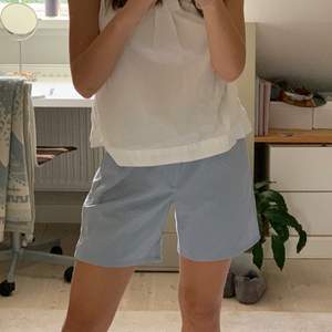 Ljusblå snygga shorts från herravdelningen på Weekday 💙 Storlek S men pga snöre i midjan går storleken att reglera :) Frakt tillkommer <3