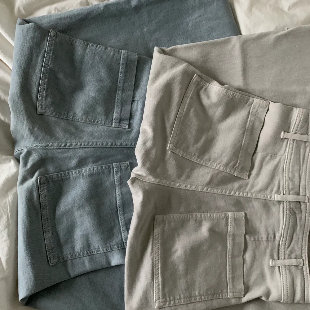 Jeans från zara, säljer i både blå och beige. Funkar på mig som är 169. Skitcoola fickor!! Använda få ggr. 100kr/st eller 170kr för båda. Jeans & Byxor.