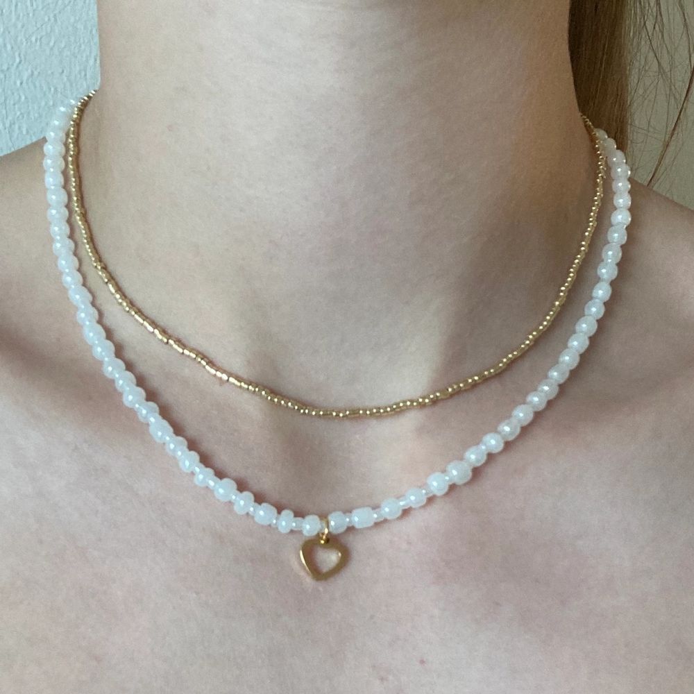 đSuperfina egengjorda halsband som passar till allt. Guldigt halsband 35kr, vitt halsband 45kr. Jag gör Ă€ven custommade halsband. Dma vid frĂ„gor. Frakt 12kr.đ KOLLA IN PROFIL FĂR FLER SMYCKEN ELLER FĂR INSPIRATIONđ. Accessoarer.