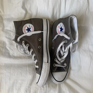 🤎Converse🤎 - Säljer mina bruna / mörkbeiga converse. Sparsamt använda, därav still fresh och i bra kvalitet:) Köparen står för frakten🤍