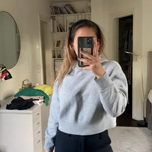Grå cropad Hoodie  - Grå cropad Hoodie, börjar bli för liten så säljer den 