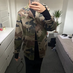 Intresse koll på denna jackan - Vårjacka❤️‍🔥❤️‍🔥Populär militär jacka som jag tyvärr inte vet märkt på men den ser ut att vara från quatre fillers, kollar intresset så säljer bara om jag får bra pris💘 (säljer inte under  566kr)