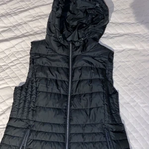 VÄST - säljer nu min väst som jag köpt från zara för några månader sedan, den är knapp anväd då jag inte den satt lika bra och är i mycket bra sick. Västen är i storleken M :)