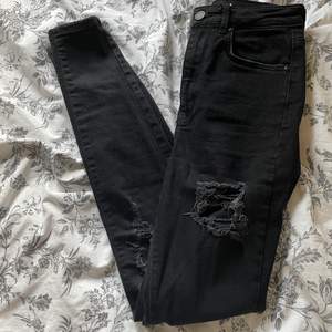 Svarta slina jeans från ginatricot i storlek 36. Passar en xs/s skulle jag säga. Använda fåtal gånger. Köpare står för frakt 💛💛