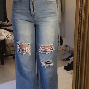Jeans från Shein - Jeans från Shein, helt okej skick. Sitter bra i midjan, köparen står för frakt💖