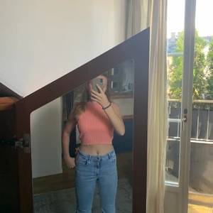 Tank topp - Tank topp i rosa, från märket Les coyotes de Paris, nyskick (använd ca 2 gånger)! Köpt för ca 800kr, osäker på storlek men skulle nog säga xs men är väldigt stretchig i modellen!