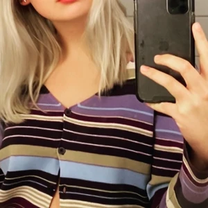 Tröja/kofta - Super fin tröja med knappar som man kan ha som den är eller som kofta. Strl 2- skulle säga en M